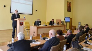  Kierownik Wydziału gospodarki terenowej Mirosław Romanowski przedstawił zestawy sprawozdań finansowych spółek komunalnych rej. wileńskiego za 2013 rok