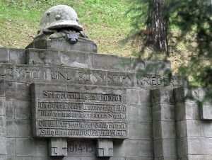 W kwaterze cmentarza na Antokolu razem spoczęli żołnierze armii niemieckiej oraz rosyjskiej polegli w walkach I wojny światowej Fot. Marian Paluszkiewicz