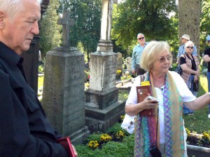 ani Barbara Młynarska-Ahrens przy rodzinnych pomnikach Fot. Aleksander Lewicki