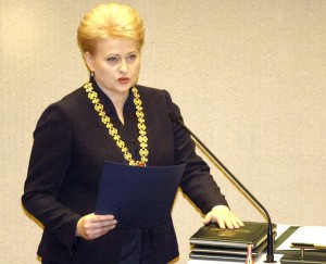 Po zaprzysiężeniu prezydent Dalia Grybauskaitė zapowiedziała, że jej druga kadencja „będzie inną” i tradycyjnie zaczęła ją od krytykowania wszystkiego i wszystkich oraz od straszenia zagrożeniami    Fot. ELTA
