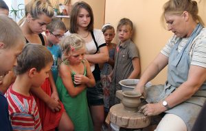 Margaryta Czekolis umie w mgnieniu oka tworzyć ceramiczne cuda Fot. Marian Paluszkiewicz