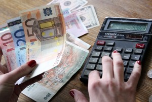 Nieodwołalną decyzją Rady Europejskiej wymiana litów na euro będzie odbywała się według kursu 1 euro — 3,4528 lita    Fot. Marian Paluszkiewicz