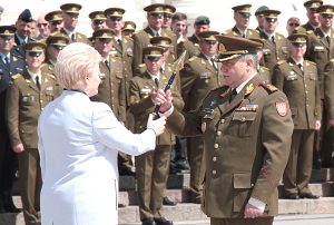 Nowy dowódca Wojska Litewskiego otrzymał insygnia wojskowe z rąk prezydent Grybauskaitė Fot. Marian Paluszkiewucz