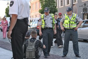 Ochotnicy są pomocni policjantom podczas patrolowania czy zapewnienia porządku publicznego podczas imprez masowych Fot. Marian Paluszkiewicz