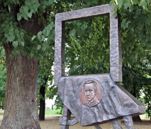 Metalowa sztaluga w pobliżu katedry Fot. Marian Paluszkiewicz