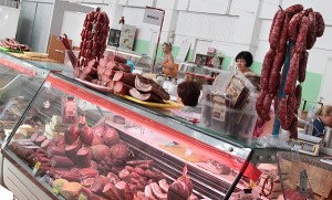 Znaczący spadek cen w skupach, na przykład, mięsa na razie nie przekłada się na niższe ceny w sprzedaży detalicznej     Fot. Marian Paluszkiewicz 