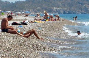 Wczasowicze na plaży w Afandou odległej od miasta Rodos o 18 km Fot. Janina Biesiekierska