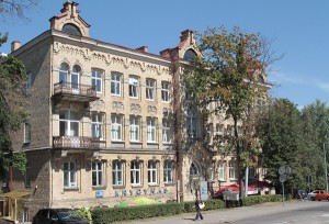  W XIX-wiecznej kamienicy znajdują się urzędy i instytucje  Fot. Marian Paluszkiewicz
