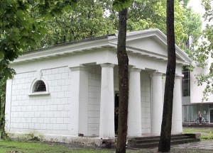 Jedyną pozostałością architektury cmentarza ewangelickiego jest kaplica grobowa Niszkowskich Fot. Marian Paluszkiewicz