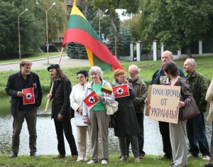 W piątek pod ambasadą Rosji w Wilnie odbył się wiec protestacyjny Fot. ELTA 