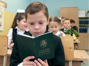 Najmłodszym uczniom zostały wręczone „paszporty pierwszoklasisty” Fot. Marian Paluszkiewicz