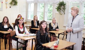 W ławaryskiej szkole z polskim językiem nauczania prezydent spotkała się z maturzystami Fot. Marian Paluszkiewicz 