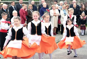 Dzieci bawiły zebranych śpiewem i tańcami ludowymi Fot. Marian Paluszkiewicz