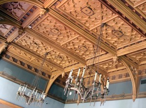 Wspaniałe, bogato rzeźbione, intarsjowane stropy w dwu salach odkryto dopiero w 1970 r. Fot. Marian Paluszkiewicz
