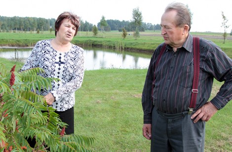 Stefania i Leonard na swej rodzimej posesji<br>Fot. Marian Paluszkiewicz