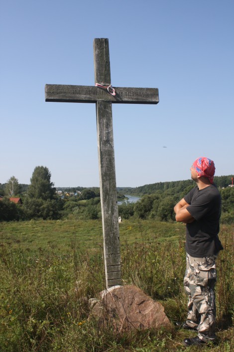  Drewniany, butwiejący, bodajże kilkumetrowy krzyż, z napisem „Gierojam arszanskoj pieramogi” oraz świeżo umocowaną wstążką o barwach zakazanej przez Łukaszenkę narodowej flagi Białorusi Fot. Waldemar Szełkowski