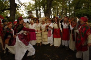 Tańce uroczych dziewcząt w strojach ludowych przy stoisku z Ławaryszek Fot. Brygita Łapszewicz