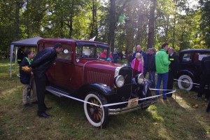 Goście mogli oglądać wystawę samochodów zabytkowych Fot. Brygita Łapszewicz