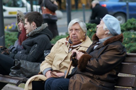 Starsze osoby są zbyt ufne i mają też bardziej pozytywny stosunek do innych niż młodzi  Fot. Marian Paluszkiewicz