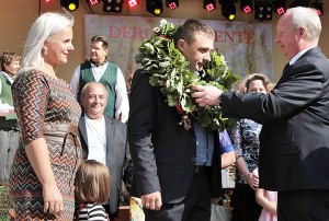 Wicemer Andrzej Andruszkiewicz nagrodził zwycięzcę konkursu na najlepszego rolnika roku Andrzeja Kulevičiusa z żoną Anetą  Fot. Marian Paluszkiewicz
