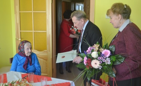 Szanownej Jubilatce z okazji 100-tnych urodzin swoje gratulacje i życzenia złożyli przedstawiciele Administracji Samorządu Rejonu Wileńskiego<br>Fot. Jan Lewicki