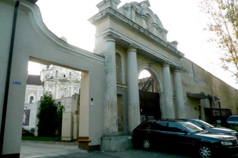 Brama prowadząca do kościoła Wizytek jest dziełem Narbutta<br>Fot. Justyna Giedrojć
