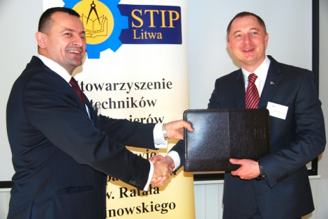 Robert Niewiadomski, prezes STIP na Litwie i Piotr Dudek prezes STIP w Wielkiej Brytanii podczas przekazania funkcji przewodnictwa  Fot. Stanisław Olszewski