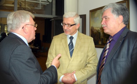 Janusz Ptak, sekretarz generalny EFPSNT, Bogusław Grużewski prof. UW oraz Henryk Malewski, prezes SNPL podczas konferencji Fot. Stanisław Olszewski