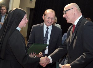 Ambasador tytularny Janusz Skolimowski gratuluje s. Beacie Sztorc, katechetce z Gimnazjum w Ejszyszkach Fot. Marian Paluszkiewicz