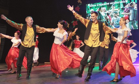 Ogniste tańce Cyganów węgierskich w wykonaniu „Zgody” Fot. Marian Paluszkiewicz 