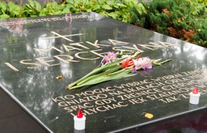 na jednym cmentarzu spoczywają — patriarcha litewskiej niepodległości Jonas Basanavičius, a obok znajduje się Mauzoleum Marszałka Józefa Piłsudskiego, przez Litwinów uważanego za największego wroga tej niepodległości