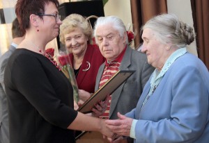 Dyrektor Edyta Zubel uhonorowała najstarszych zasłużonych absolwentów szkoły Fot. Marian Paluszkiewicz 