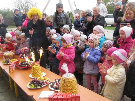 Atrakcją wzbudzającą ogromną radość maluchów był urodzinowy tort z fontanną