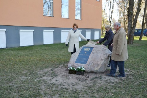 Chwila odsłonięcia pamiątkowego kamienia wielkiemu księciu litewskiemu Olgierdowi przy gimnazjum
