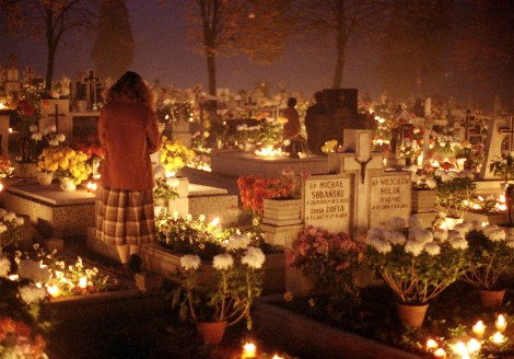 1 i 2 listopada przez wszystkie cmentarze przechodzą rzesze ludzi, którzy odwiedzają groby swych bliskich Fot.archiwum