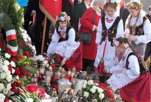 Uczniowie szkół polskich na Litwie złożyli wieńce na płycie Marszałka Fot. Marian Paluszkiewicz