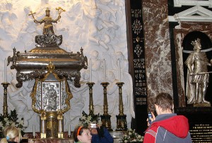  Trumna z relikwiami św. Kazimierza w katedrze Fot. Marian Paluszkiewicz