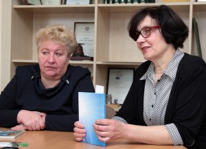 Lituanistka Aldona Pažusienė (od lewej) i p.o. dyrektora Laima Baronienė