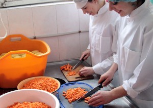  Dziewczęta mają możliwość odbywać praktyki z kucharstwa także za granicą Fot. Marian Paluszkiewicz