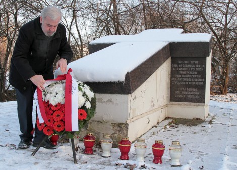 Stanisław Cygnarowski złożył wieniec przy pomniku w miejscu powstańczej bitwy na Wzgórzu Ponarskim          Fot. Marian Paluszkiewicz
