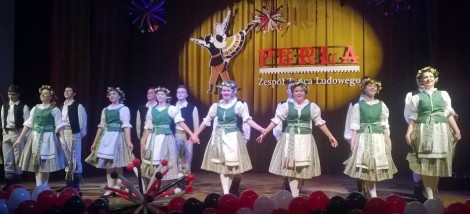  Zespół w swoim repertuarze prezentuje barwne i ciekawe tańce polskie, litewskie, ukraińskie, włoskie oraz układy klasyczne