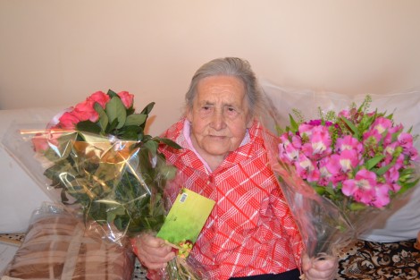 Z okazji 100 urodzin nie zbrakło uścisków, kwiatów i życzeń, w których głównym motywem było zdrowie     Fot. Jan Lewicki
