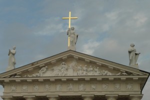 Na szczycie katedry umieszczono trzech świętych — św. Kazimierza, św. Stanisława i św. Helenę, patronów Litwy, Polski i Rusi Fot. Justyna Giedrojć 