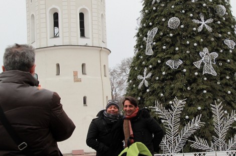 Wileński Plac Katedralny już ozdabia 25-metrowe bożonarodzeniowe drzewko  Fot. Marian Paluszkiewicz 