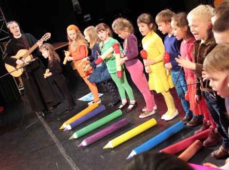 Przedstawienie „Kolorowe kredki” zaprezentowały dzieci z wileńskiego przedszkola „Uśmiech” Fot. Marian Paluszkiewicz