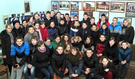 Liczne grono uczniów z Ławaryszkek – 36 osób - odwiedziło redakcję „Kuriera Wileńskiego”    Fot. Marian Paluszkiewicz 