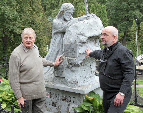 Jerzy Kepel z Poznania (od lewej) i ksiądz Eda przy czekającym na renowację pomniku Burhardta Fot. Marian Paluszkiewicz
