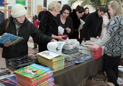 Książki dla dzieci, albumy, słowniki, kalendarze, płyty – było z czego wybierać Fot. Marian Paluszkiewicz