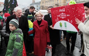 Były prezydent Litwy Valdas Adamkus wraz z małżonką Almą Adamkienė wziął udział w ceremonii odprowadzenia karawany na Placu Ratuszowym w Wilnie     Fot. Marian Paluszkiewicz 