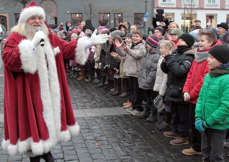 Święty Mikołaj zapraszał dzieci do zabawy i dziękował mieszkańcom za hojność  Fot. Marian Paluszkiewicz